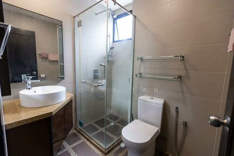 Kondominium untuk Dijual di Marina Tower (Ratu Mutiara) - Joyce Tan - Bathroom - PropertyGuru.com.my