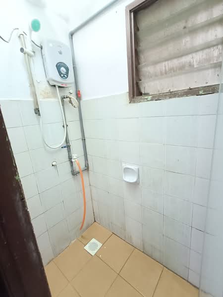 Pangsapuri untuk Disewa di Sri Anggerik 2 - Irene Looi - Bathroom - PropertyGuru.com.my