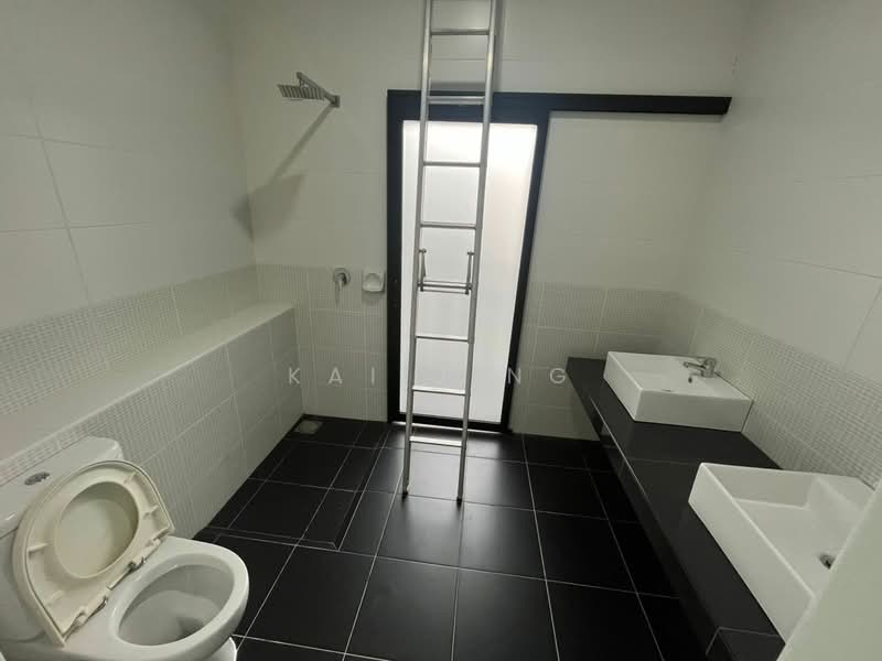 Rumah Teres untuk Dijual di Kota Masai (Pasir Gudang) - Kai Jing - Bathroom - PropertyGuru.com.my