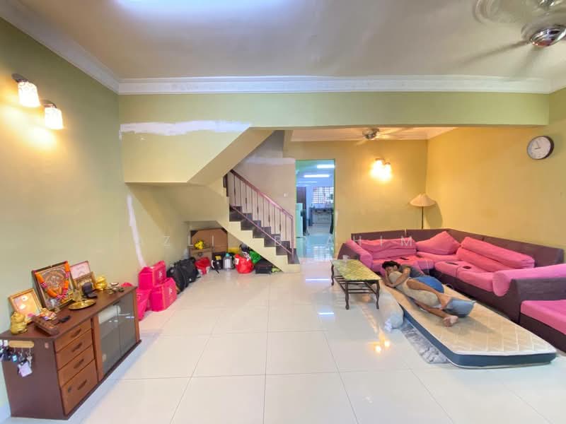 2-storey Terraced House for Sale in Taman Lestari Putra (Seri Kembangan) - Azli Ibrahim - Living Room - PropertyGuru.com.my