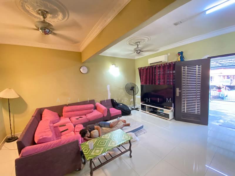 2-storey Terraced House for Sale in Taman Lestari Putra (Seri Kembangan) - Azli Ibrahim - Living Room - PropertyGuru.com.my