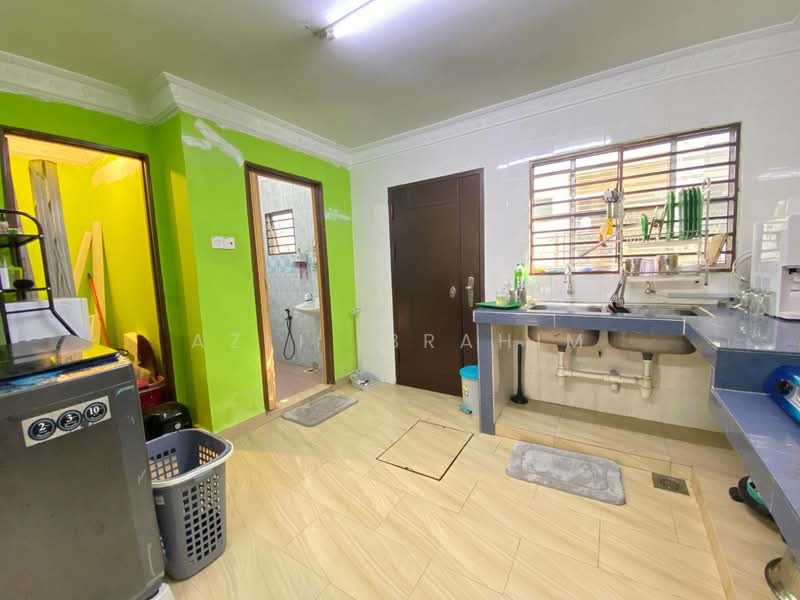 2-storey Terraced House for Sale in Taman Lestari Putra (Seri Kembangan) - Azli Ibrahim - Kitchen - PropertyGuru.com.my