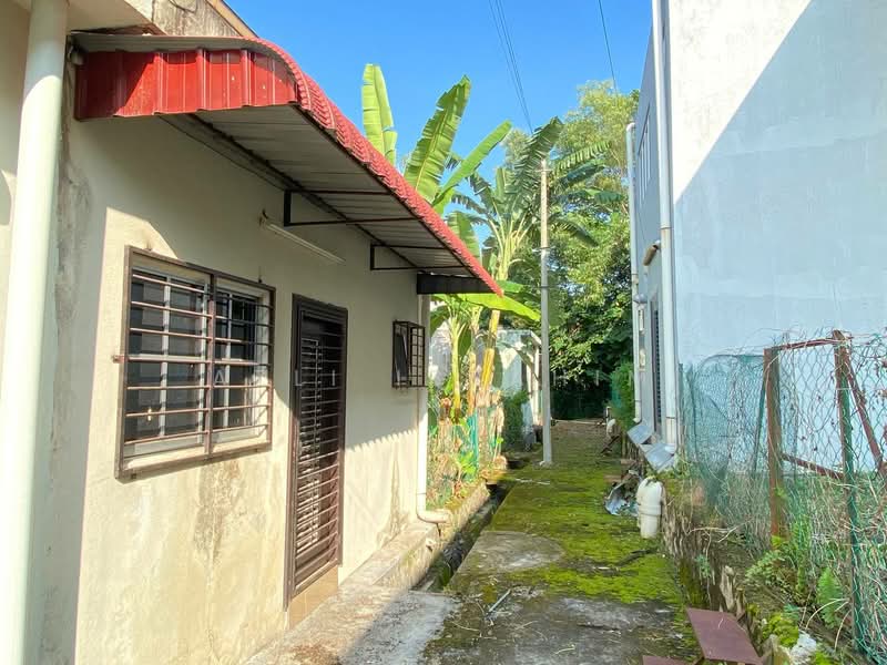 2-storey Terraced House for Sale in Taman Lestari Putra (Seri Kembangan) - Azli Ibrahim - Exterior - PropertyGuru.com.my