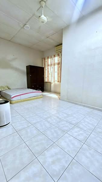 2-storey Terraced House for Sale in Taman Desa Cemerlang (Ulu Tiram) - Karl Lim - Bedroom - PropertyGuru.com.my