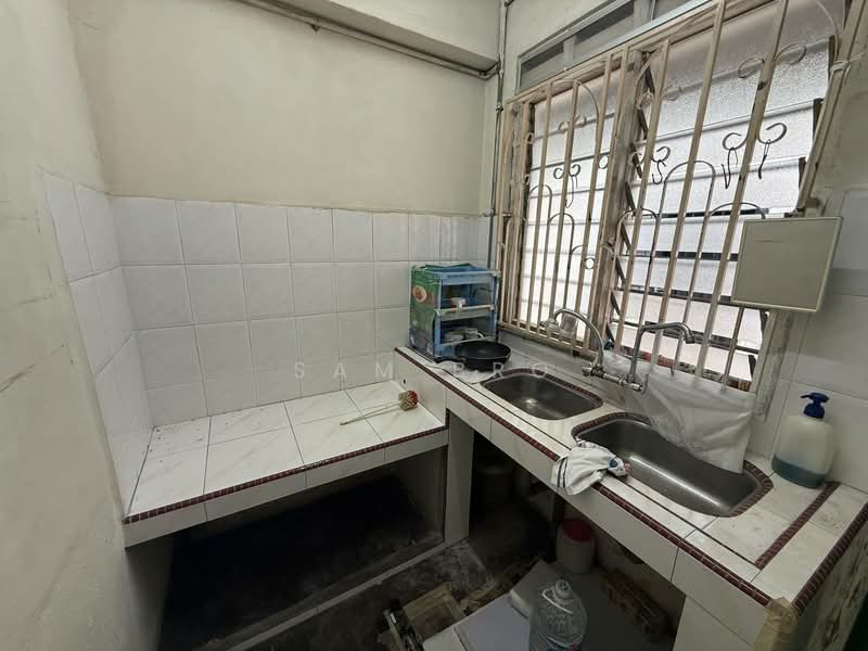 2-storey Terraced House for Sale in Taman Sri Paya (Kluang) - Sam Bro - Kitchen - PropertyGuru.com.my