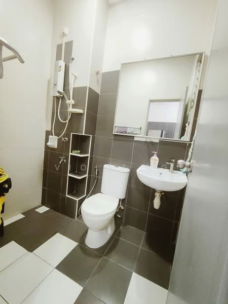 Rumah Teres 2 Tingkat untuk Dijual di Taman Setia Indah (Tebrau) - Violet Ng - Bathroom - PropertyGuru.com.my
