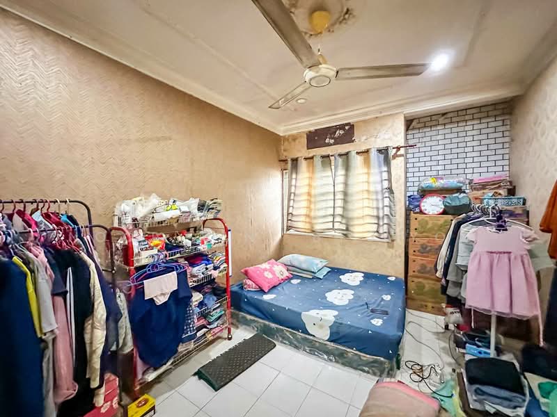 Rumah Teres 1 Tingkat untuk Dijual di Seksyen 2 (Bangi) - Noor Aini Bt Ayob - Bedroom - PropertyGuru.com.my
