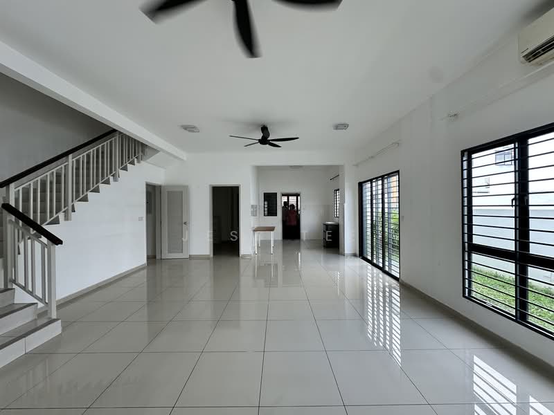 Rumah Teres 2 Tingkat untuk Dijual di Setia Utama (Setia Alam) - Jess Tee - Living Room - PropertyGuru.com.my
