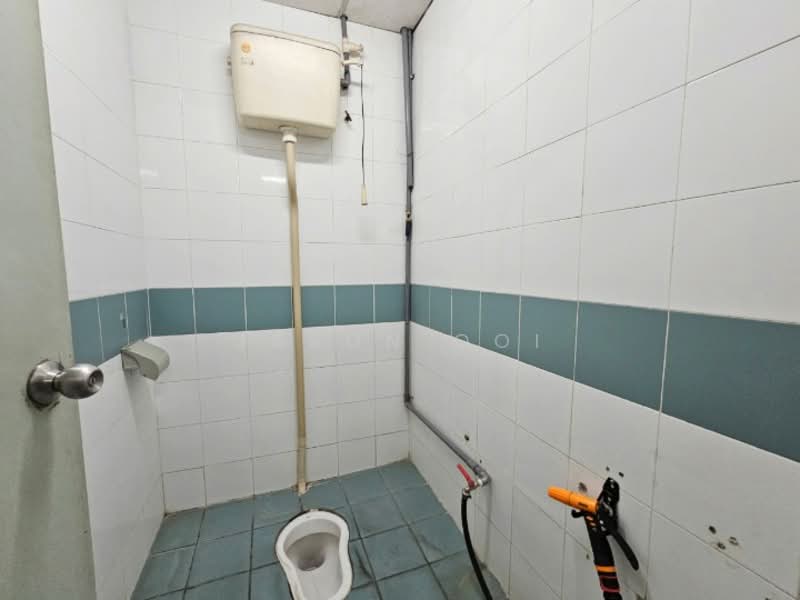 Terrace Factory for Sale in Taman Perindustrian Usj 1 (Subang Jaya) - Jason Ooi - Bathroom - PropertyGuru.com.my