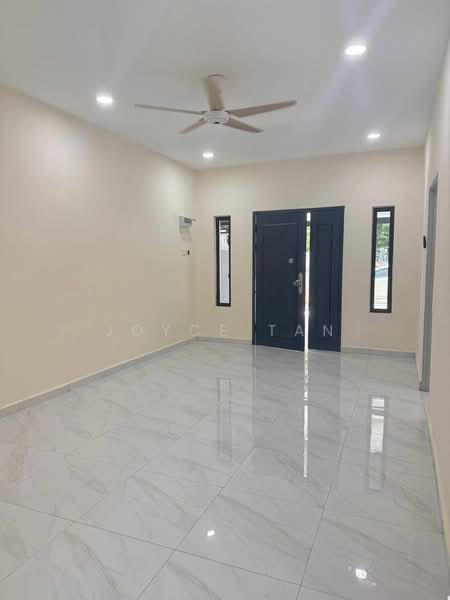 1-storey Terraced House for Sale in Taman Dato Penggawa Barat (Tampoi) - Joyce Tan - Living Room - PropertyGuru.com.my