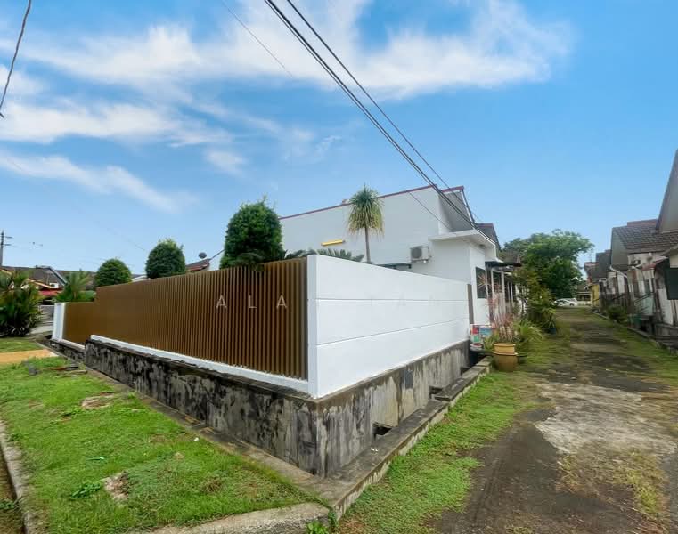 1-storey Terraced House for Sale in Taman Bukit Setongkol Jaya (Kuantan) - Alan Tan - Exterior - PropertyGuru.com.my