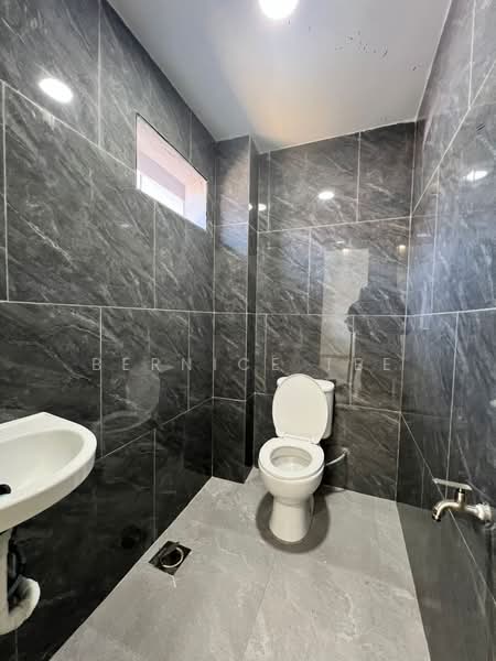 Rumah Teres 2 Tingkat untuk Dijual di Setia Tropika (Johor Bahru) - Bernice Tee - Bathroom - PropertyGuru.com.my