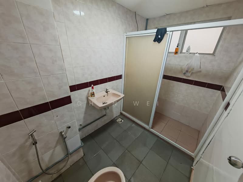 Kondominium untuk Disewa di Endah Regal Condominium - Chun Wei - Bathroom - PropertyGuru.com.my