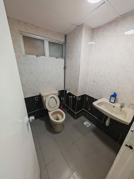 Kondominium untuk Disewa di Endah Regal Condominium - Chun Wei - Bathroom - PropertyGuru.com.my