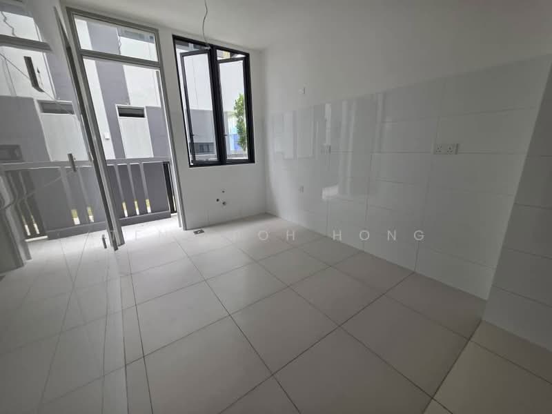 Rumah Teres 3 Tingkat untuk Disewa di BANDAR PUCHONG JAYA (Puchong) - Teng Poh Hong - Balcony - PropertyGuru.com.my