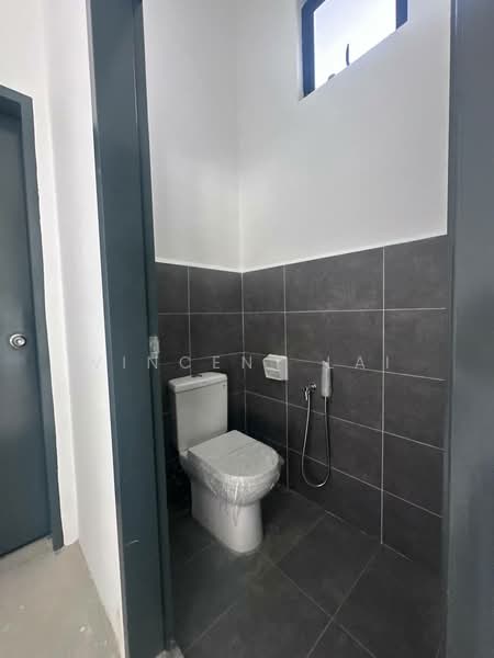Rumah Niaga untuk Disewa di Kulai (Johor) - Vincent Lai - Bathroom - PropertyGuru.com.my
