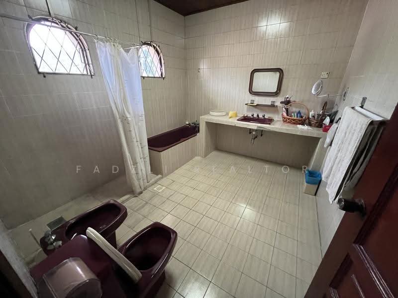 Bungalow House for Sale in Ampang Jaya (Ampang) - Fadzli Realtor - Bathroom - PropertyGuru.com.my
