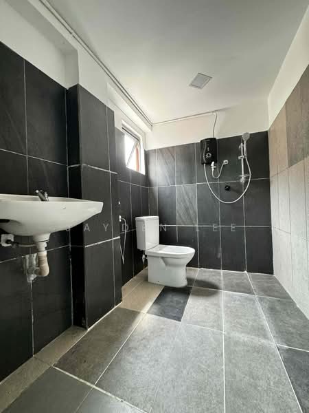 Rumah Teres 2 Tingkat untuk Dijual di Taman Wawasan (Puchong) - Jayden Lee - Bathroom - PropertyGuru.com.my