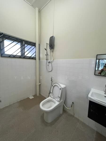 Rumah Teres 2 Tingkat untuk Disewa di Taman Daya (Kepong) - Yanis Cheong - Bathroom - PropertyGuru.com.my