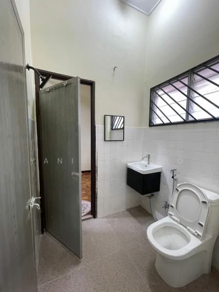 Rumah Teres 2 Tingkat untuk Disewa di Taman Daya (Kepong) - Yanis Cheong - Bathroom - PropertyGuru.com.my