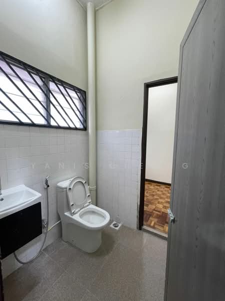Rumah Teres 2 Tingkat untuk Disewa di Taman Daya (Kepong) - Yanis Cheong - Bathroom - PropertyGuru.com.my
