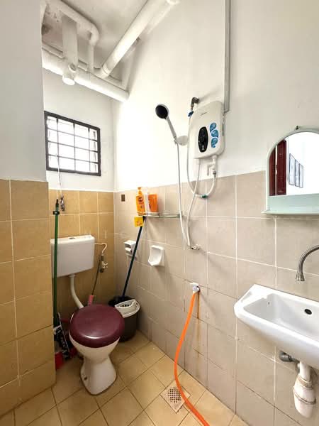 Pangsapuri untuk Disewa di Taman Larkin Idaman Plot C - Nick Low - Bathroom - PropertyGuru.com.my