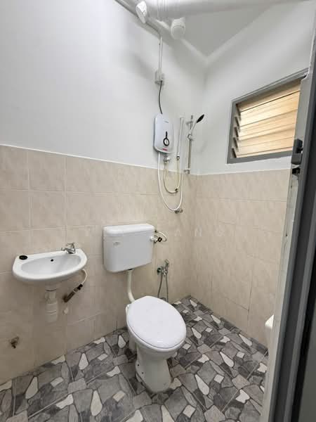 Pangsapuri untuk Disewa di Pangsapuri Cemara - Yee Fang - Bathroom - PropertyGuru.com.my