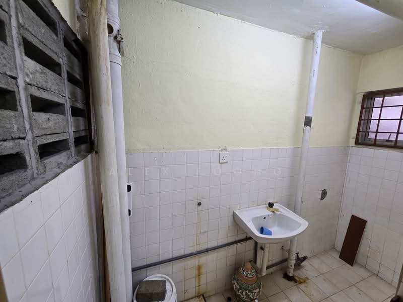 Pangsapuri untuk Disewa di Taman Batu Permai - Alex Foong - Yard - PropertyGuru.com.my