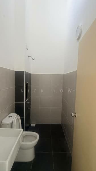 Rumah Teres 1 Tingkat untuk Disewa di Bandar Putra (Kulai) - Nick Low - Bathroom - PropertyGuru.com.my
