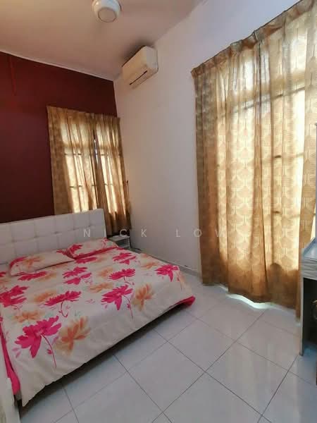 Rumah Teres 2 Tingkat untuk Disewa di Taman Mount Austin (Tebrau) - Nick Low - Bedroom - PropertyGuru.com.my