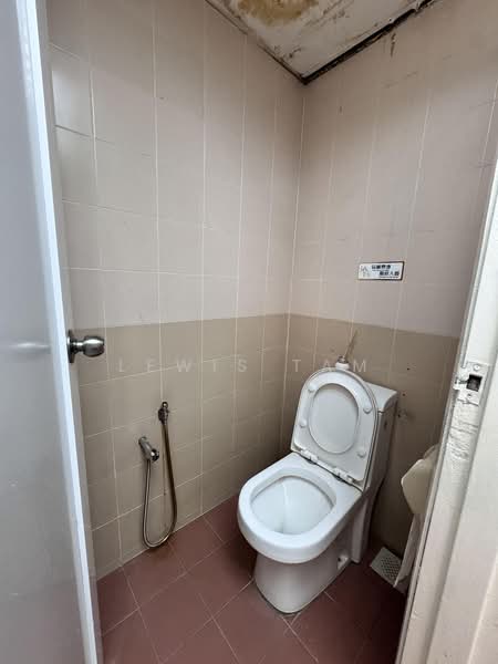 Office for Sale in KL City Centre (Kuala Lumpur) - Lewis Tam - Bathroom - PropertyGuru.com.my
