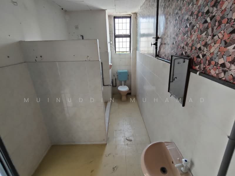 Semi-Detached House for Rent in Lahat (Perak) - Muinuddin Muhamad - Bathroom - PropertyGuru.com.my