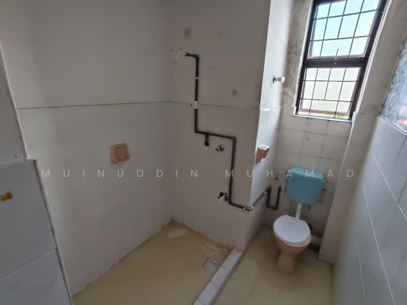 Semi-Detached House for Rent in Lahat (Perak) - Muinuddin Muhamad - Bathroom - PropertyGuru.com.my