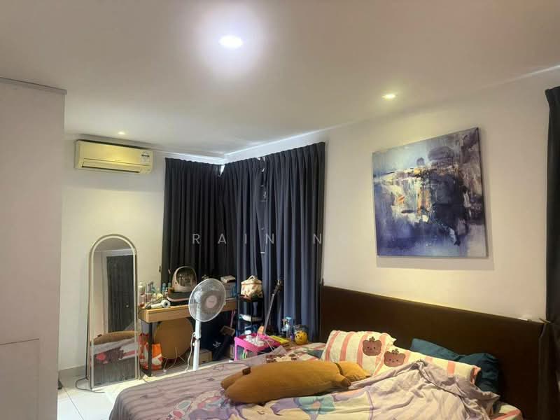 Service Residence for Sale at Residences @ 1 Tebrau - Rain Ng - Bedroom - PropertyGuru.com.my