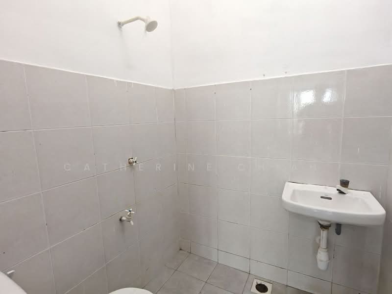 Terraced House for Sale in Taman Mengkibol (Kluang) - Catherine Chiah - Bathroom - PropertyGuru.com.my