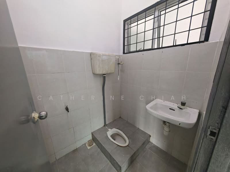 Terraced House for Sale in Taman Mengkibol (Kluang) - Catherine Chiah - Bathroom - PropertyGuru.com.my