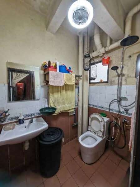 Pangsapuri untuk Dijual di Putri Ria Apartment - Ong Lih Shyan - Bathroom - PropertyGuru.com.my