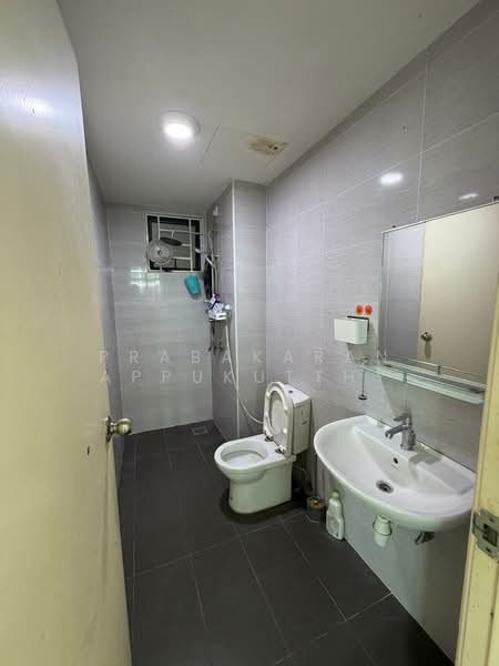 Servis Apartment untuk Disewa di Vista Alam - Prabakaran Appukutthy - Bathroom - PropertyGuru.com.my