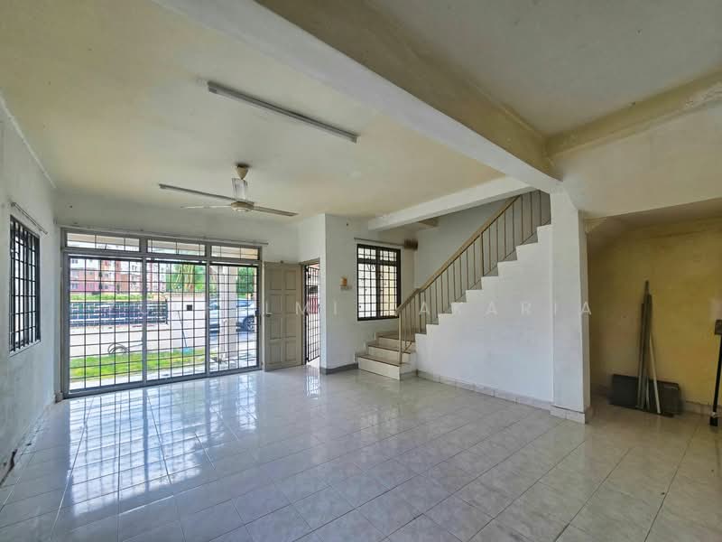 Rumah Teres 2 Tingkat untuk Dijual di Bandar Seri Putra (Bangi) - Zulhilmi Zakaria - Living Room - PropertyGuru.com.my