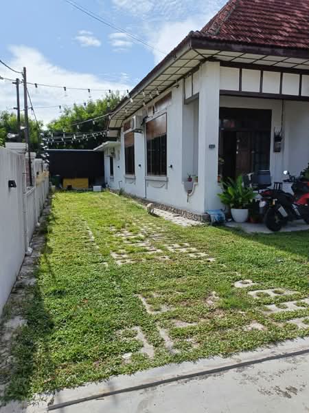 Rumah Banglo untuk Disewa di Limbongan (Klebang) - Cherry . - Exterior - PropertyGuru.com.my