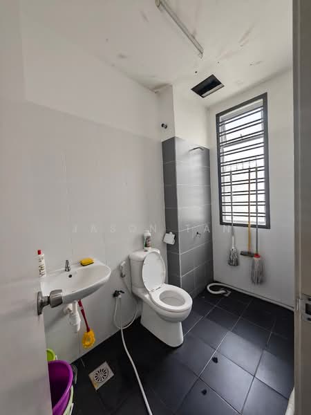 Rumah Teres 2 Tingkat untuk Dijual di Taman Pelangi Indah (Ulu Tiram) - Jason Tan - Bathroom - PropertyGuru.com.my