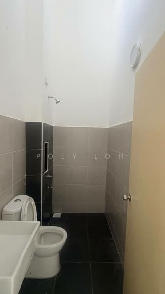 Rumah Teres untuk Disewa di Bandar Putra (Kulai) - Poey Loh - Bathroom - PropertyGuru.com.my