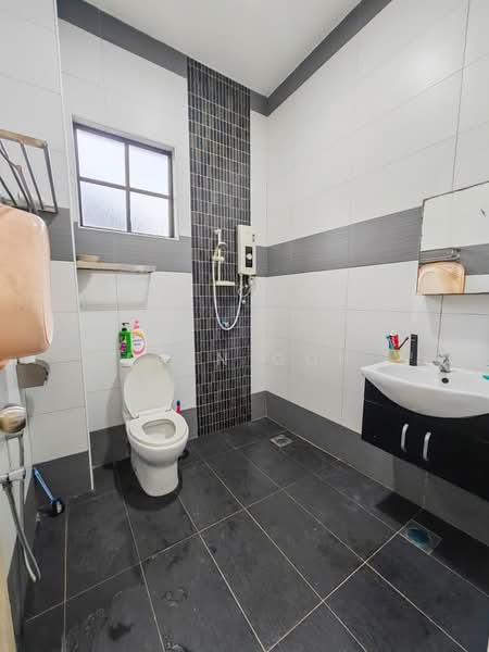 Semi-Detached House for Sale in Bandar Nusaputra (Puchong) - Evan Goh - Bathroom - PropertyGuru.com.my