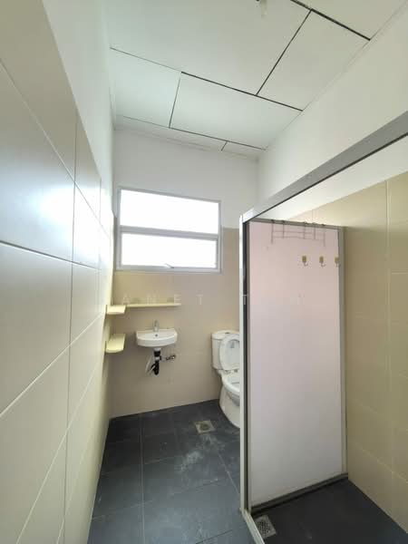 Rumah Berkembar untuk Dijual di Taman Pelangi (Johor Bahru) - Janet Tan - Bathroom - PropertyGuru.com.my