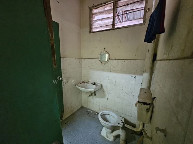 2-storey Terraced House for Sale in Taman Tanjung Minyak Utama (Tanjong Minyak) - Wesley Tan - Bathroom - PropertyGuru.com.my