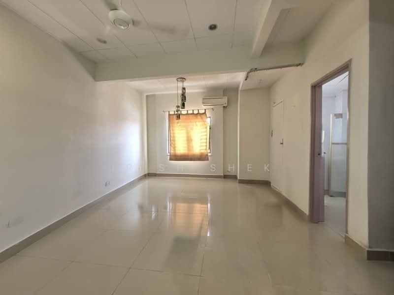 2-storey Terraced House for Sale in Kota Kemuning (Shah Alam) - Irish Shek - Living Room - PropertyGuru.com.my