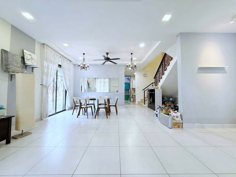 Rumah Kluster untuk Dijual di Taman Seri Austin (Tebrau) - Karl Lim - Living Room - PropertyGuru.com.my
