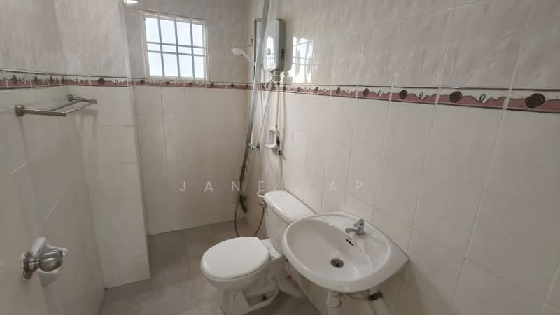 Pangsapuri untuk Dijual di Jalil Damai Apartments - Jane Yap - Bathroom - PropertyGuru.com.my