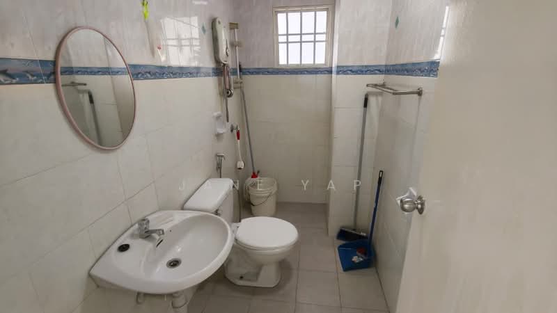 Pangsapuri untuk Dijual di Jalil Damai Apartments - Jane Yap - Bathroom - PropertyGuru.com.my