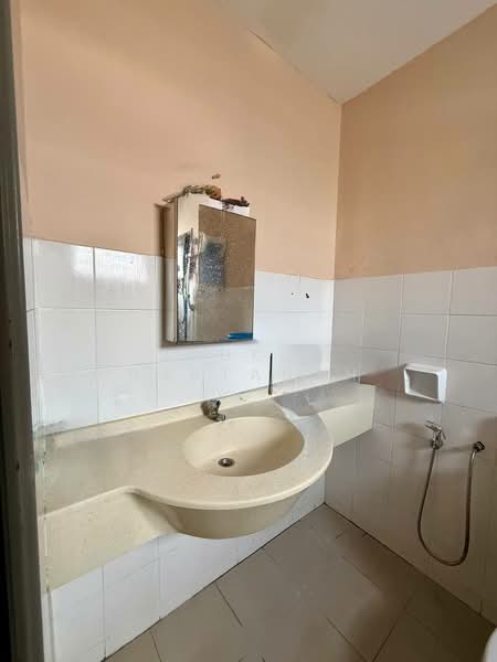 3-storey Terraced House for Sale in Batu Caves (Selangor) - Syukor Hartanah - Bathroom - PropertyGuru.com.my
